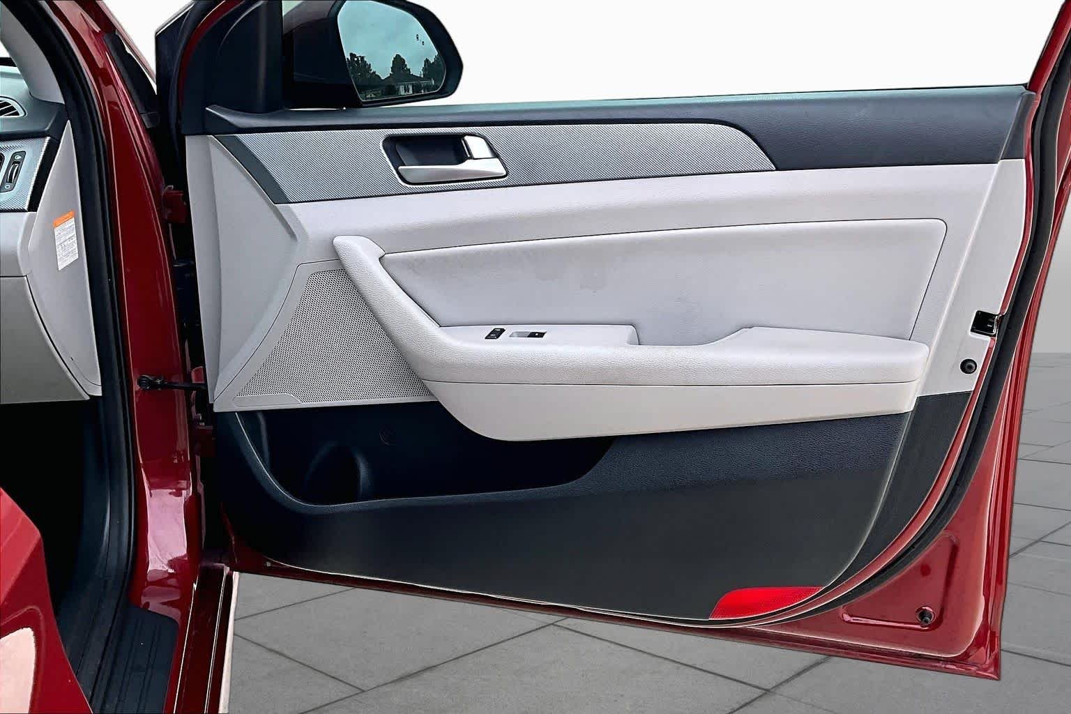 Used 2018 Cosmopolitan Red Hyundai SE image 21