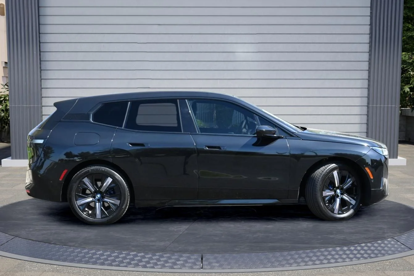Used 2024 Black Sapphire Metallic BMW xDrive50 image 3