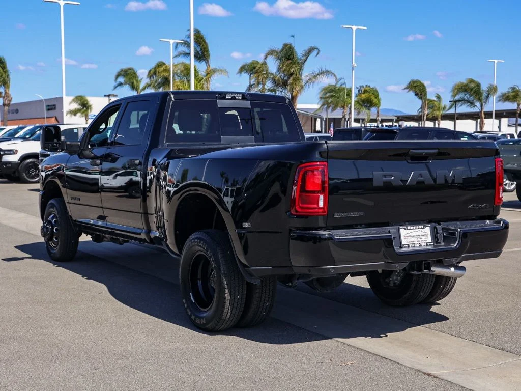 New 2026 Diamond Black Crystal Pearl-Coat Exterior Paint RAM Big Horn Night Edition image 6