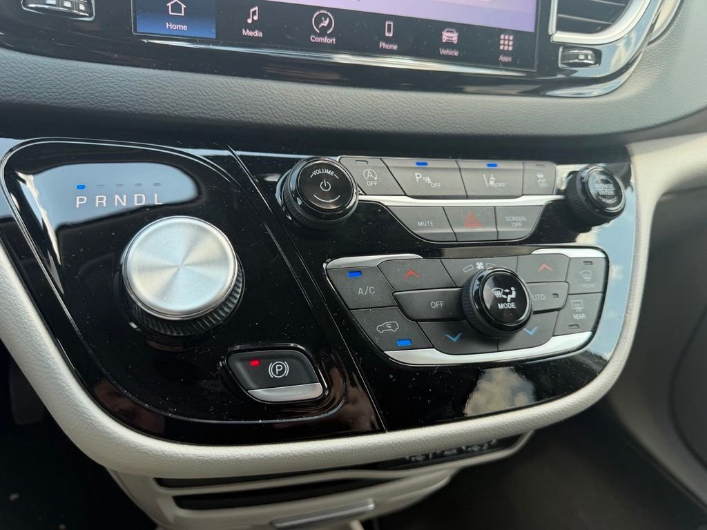 Used 2023 White Chrysler Touring L image 5