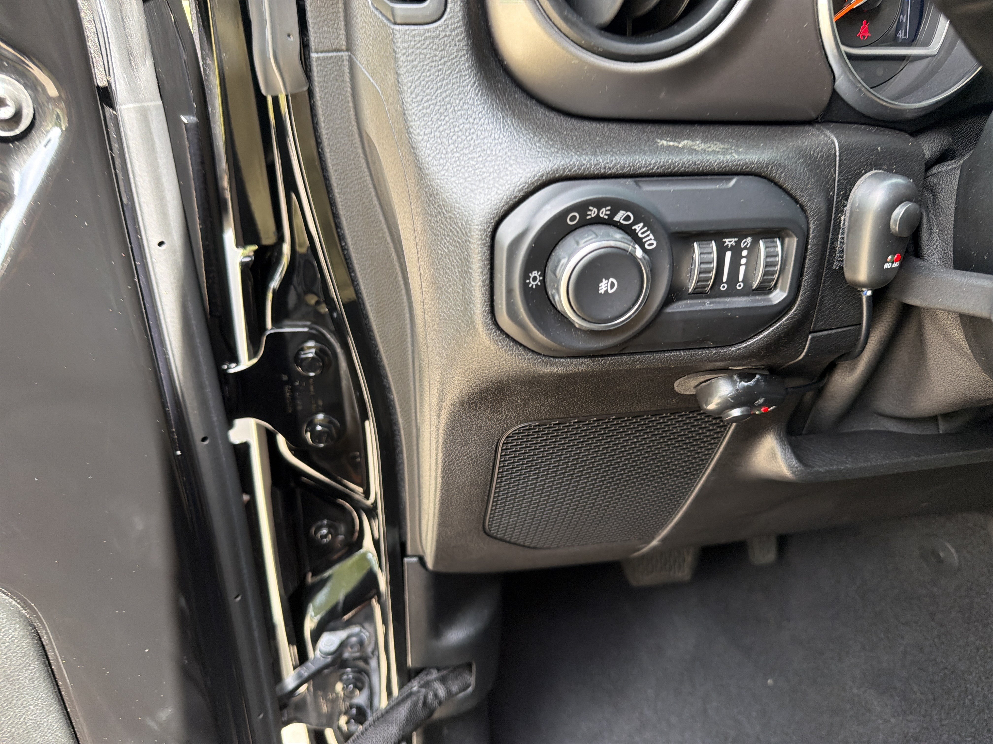 Used 2019 Black Clearcoat Jeep Sport S image 19