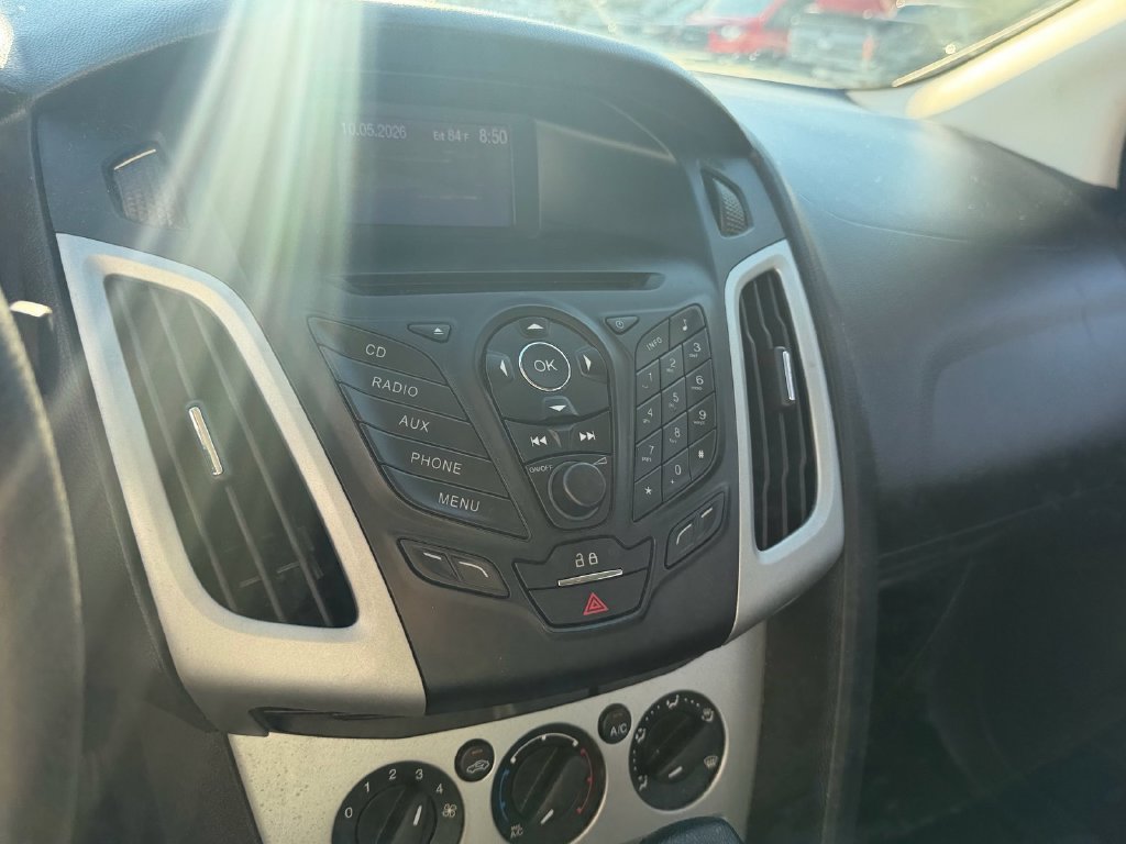 Used 2013 Red Ford SE image 12