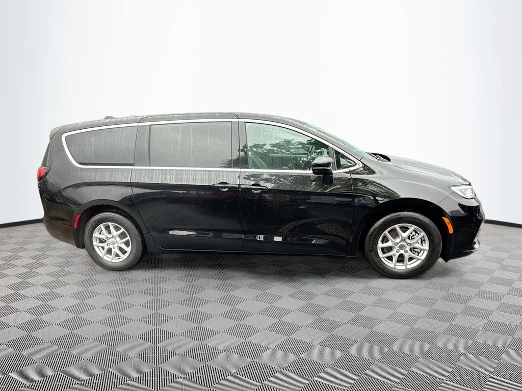 Used 2025 Black Chrysler Select image 5