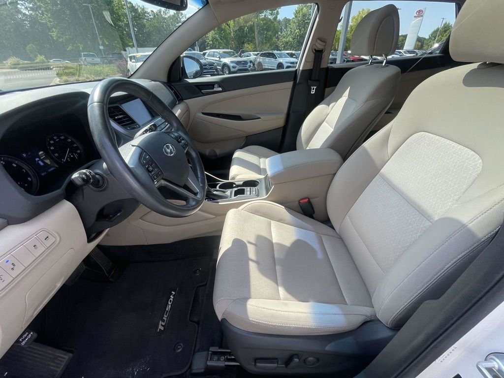 Used 2018 White Hyundai Value image 17