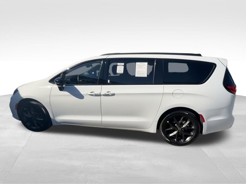 Used 2025 White Chrysler Limited image 5