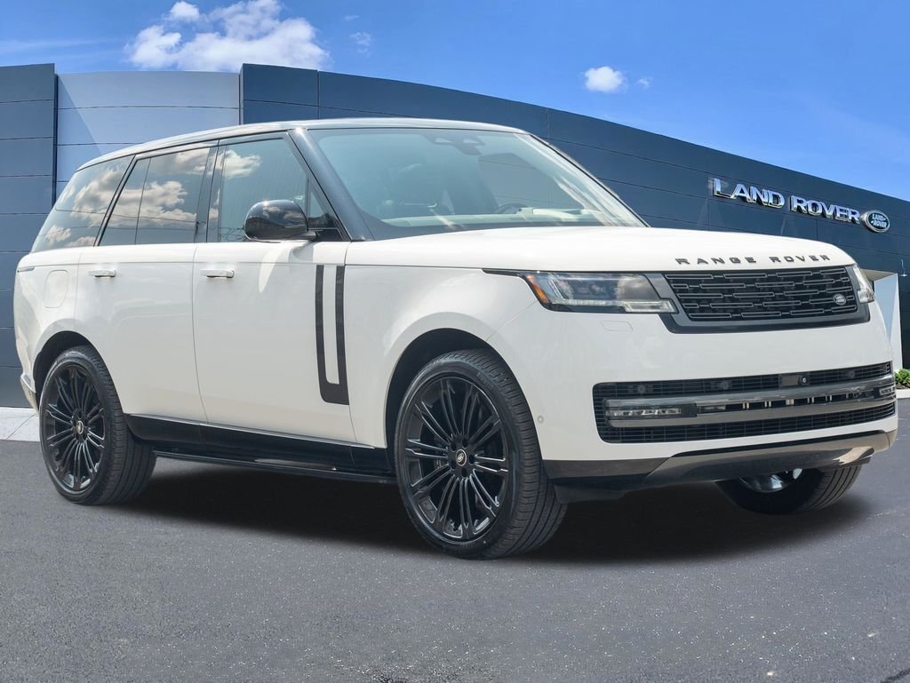 Used 2024 White Land Rover SE image 3