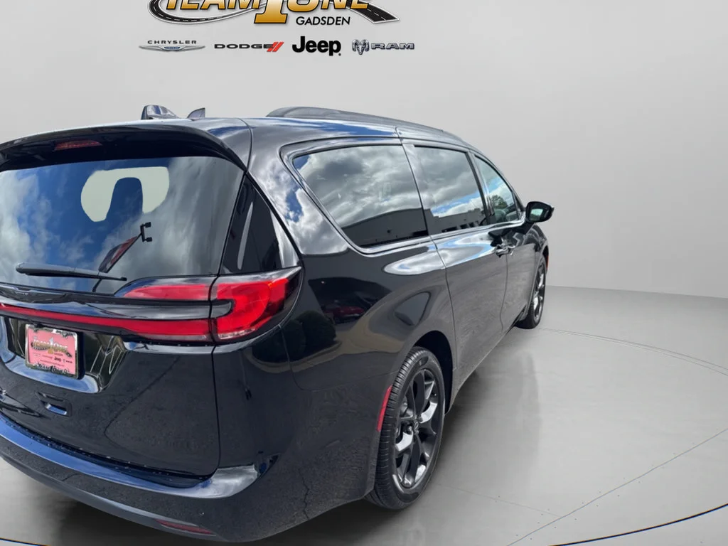 New 2026 Diamond Black Crystal Pearl-Coat Exterior Paint Chrysler Select image 9