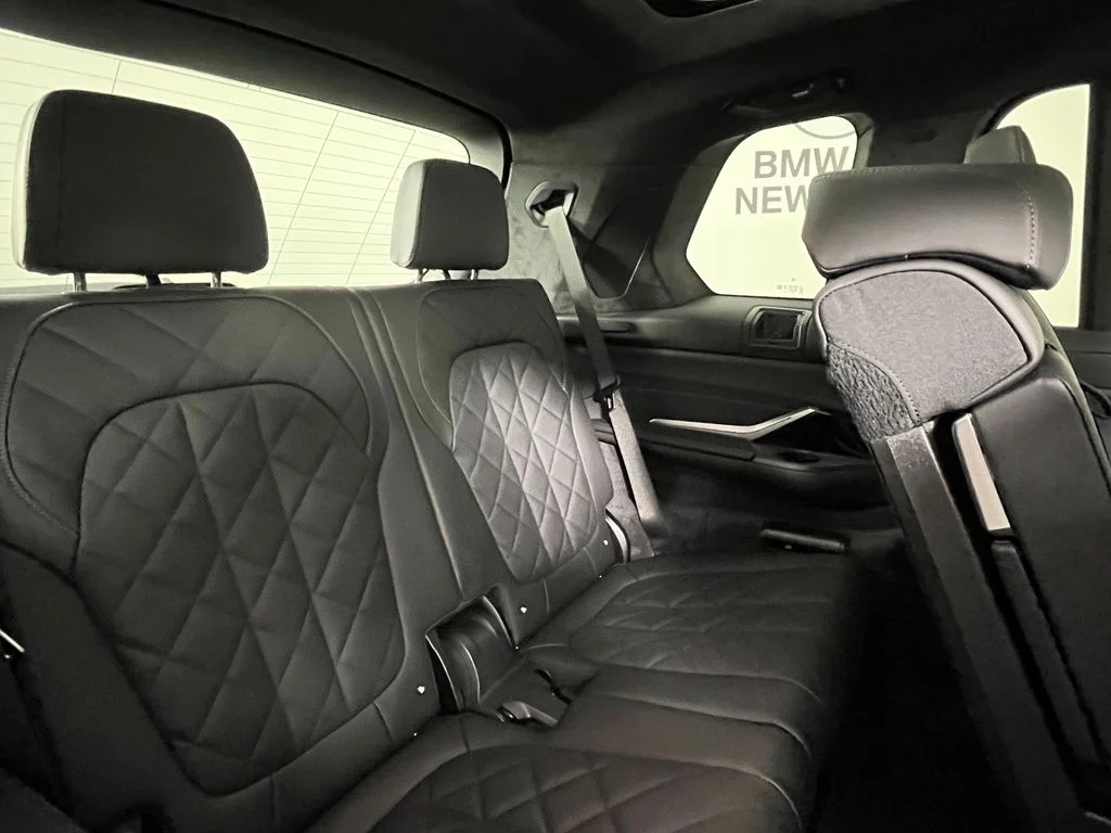 Used 2027 White Metallic BMW xDrive40i image 24