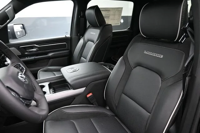 New 2026 Diamond Black Crystal Pearl-Coat Exterior Paint RAM Laramie image 7