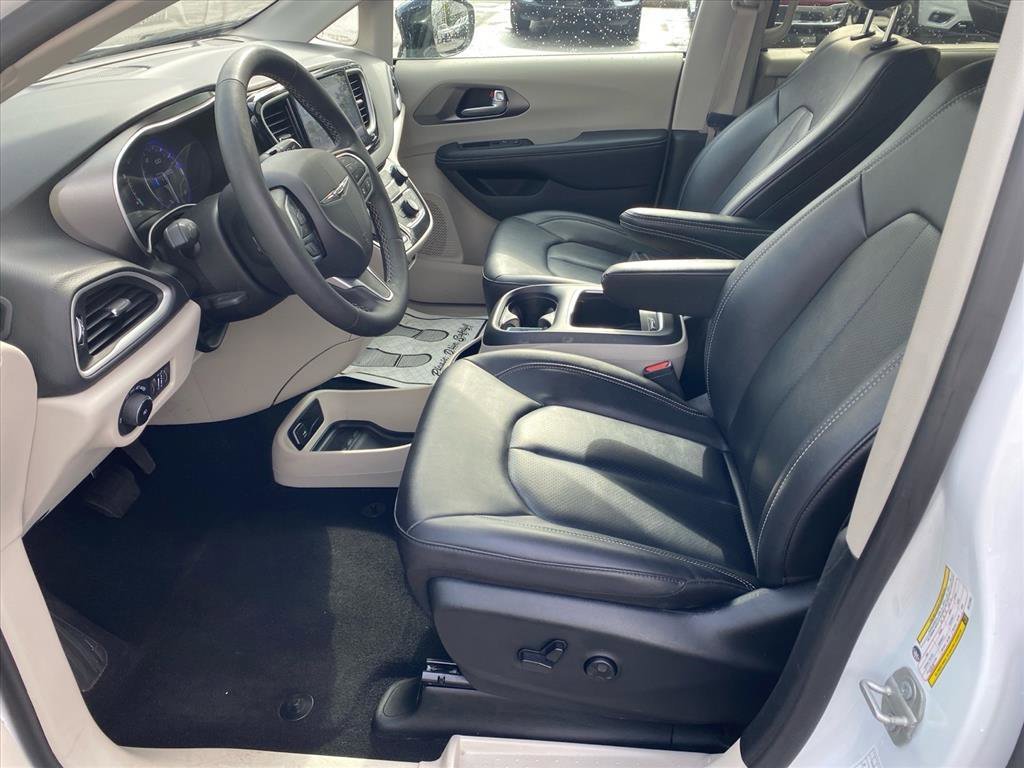 Used 2024 Bright White Clearcoat Chrysler Touring L image 9