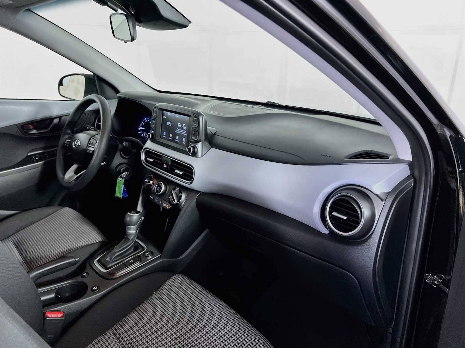 Used 2020 Ultra Black Hyundai SE image 29