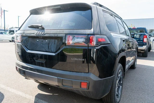 New 2026 Diamond Black Crystal Pearl-Coat Exterior Paint Jeep Limited image 5