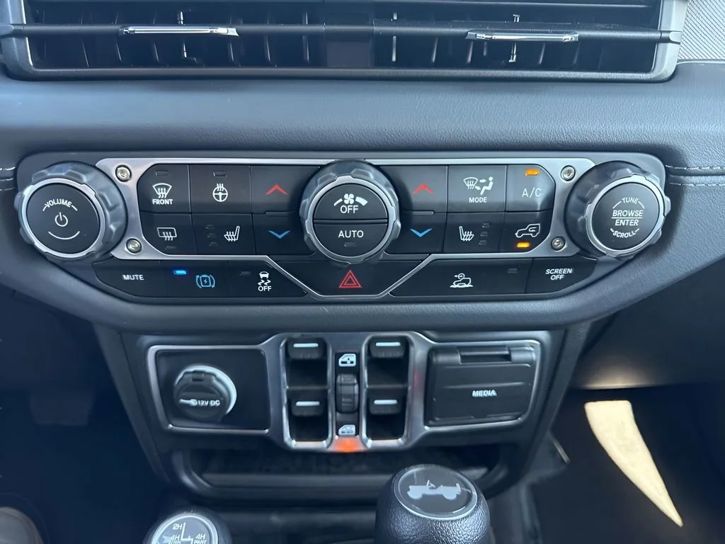 Used 2025 White Jeep Sahara image 21