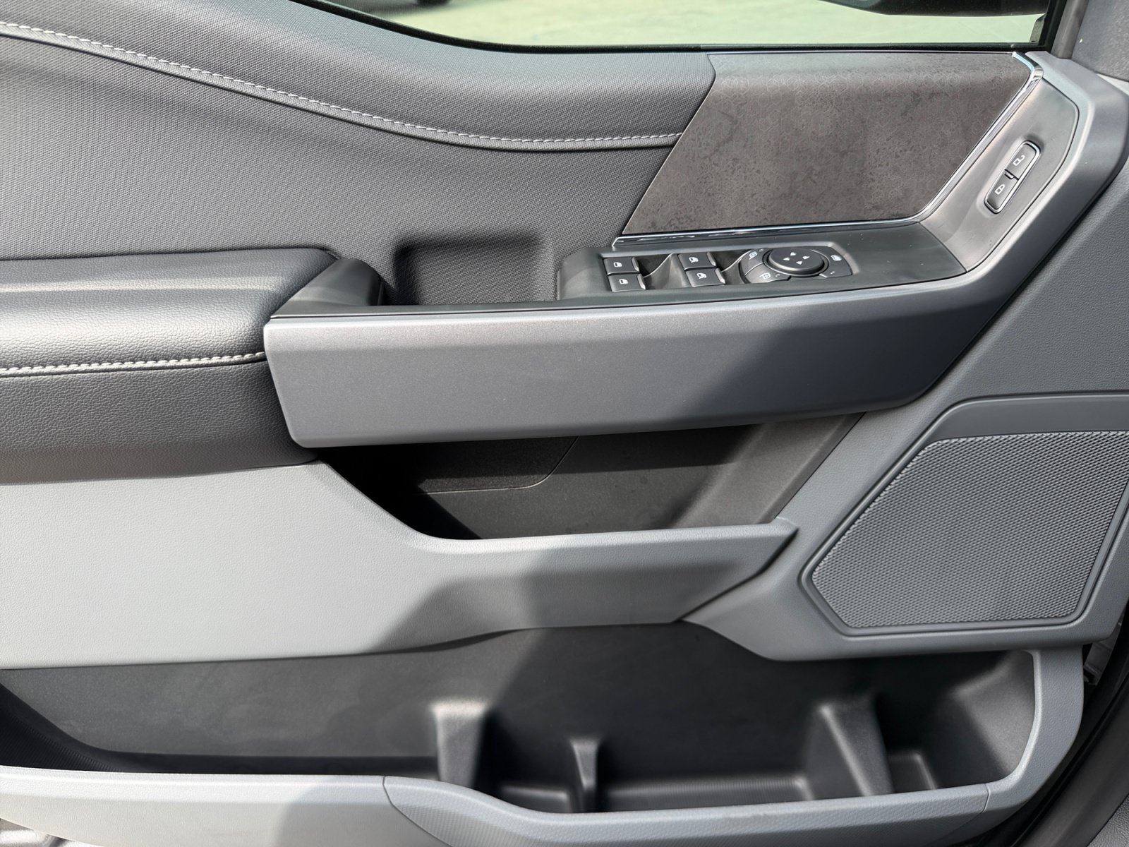 New 2026 Carbonized Gray Metallic Ford XLT image 17