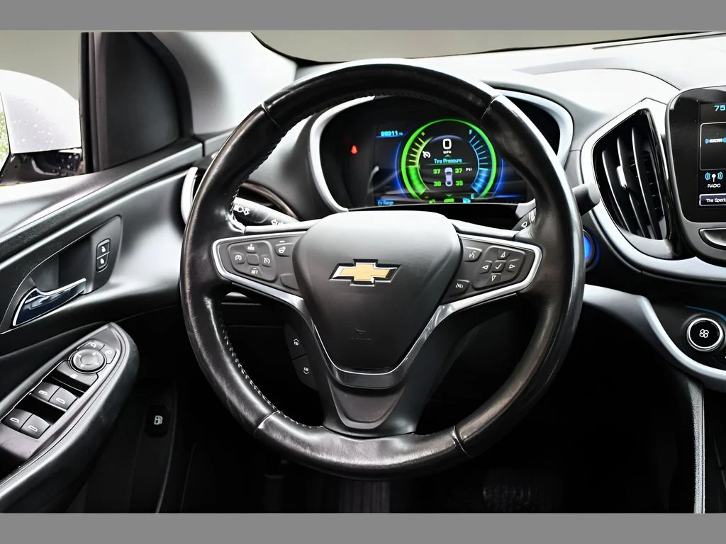 Used 2018 Silver Ice Metallic Chevrolet LT image 18