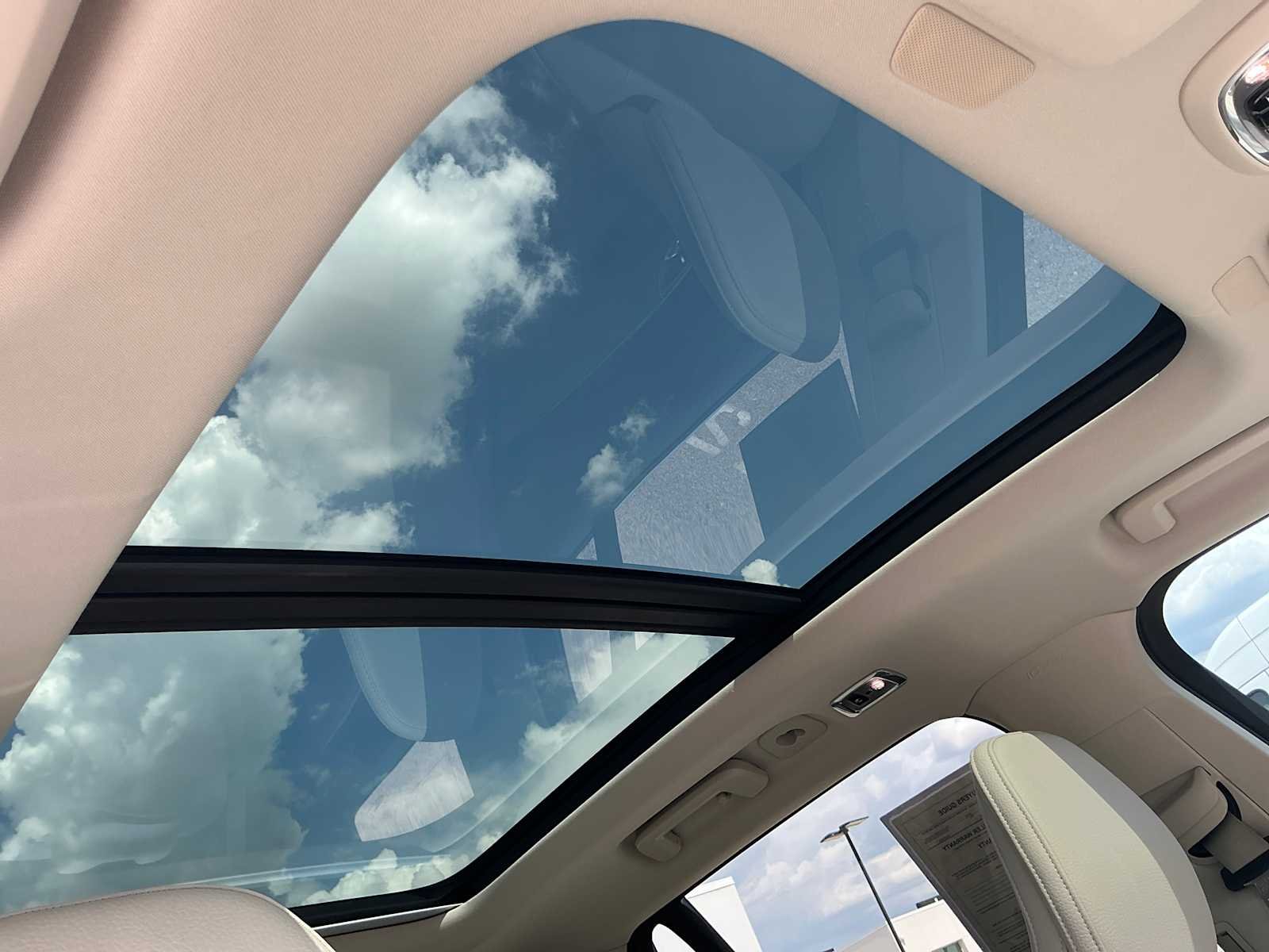 Used 2019 Onyx Black Metallic Volvo Momentum image 26