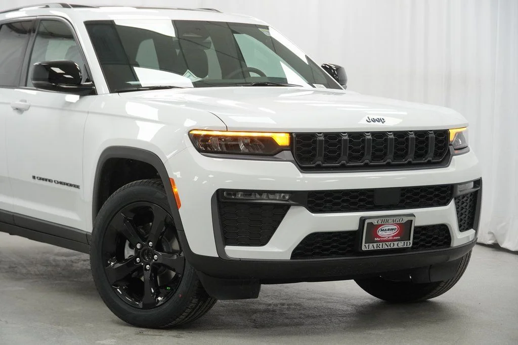 New 2026 Bright White Clear-Coat Exterior Paint Jeep Limited image 3