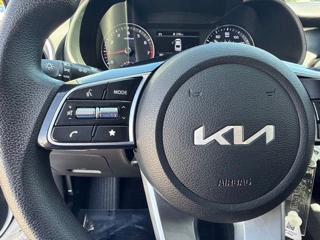Used 2022 White Kia LXS image 26