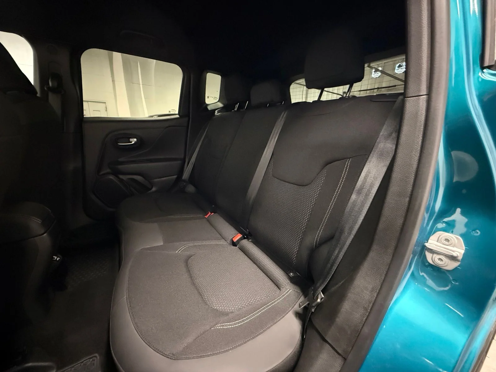 Used 2022  Jeep Altitude image 22