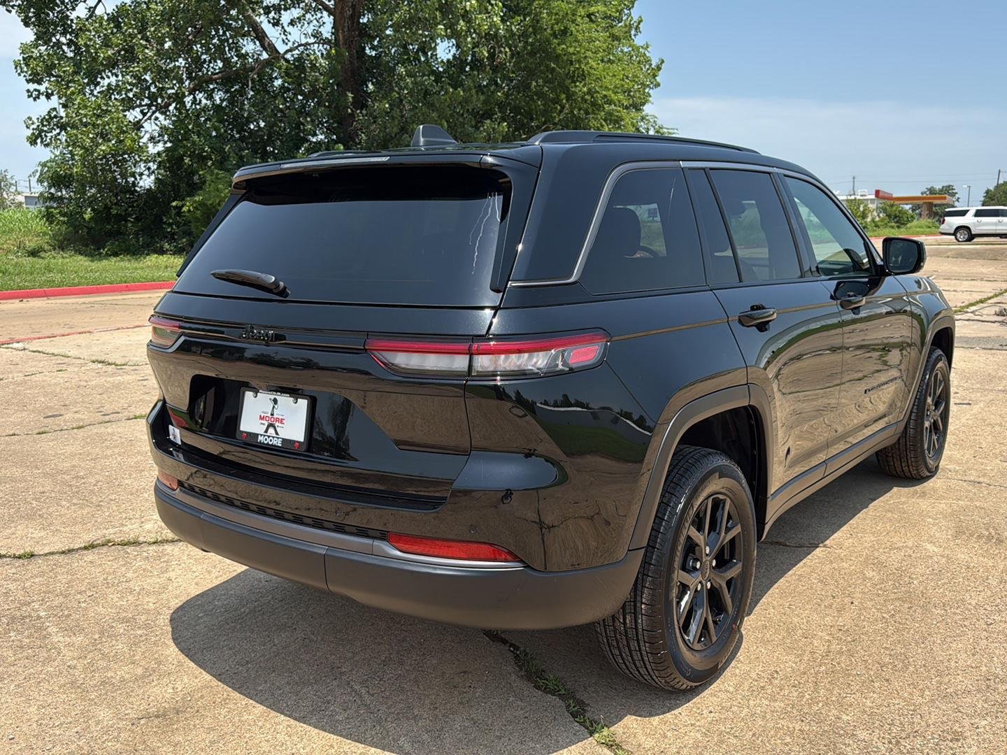New 2026 Diamond Black Crystal Pearl-Coat Exterior Paint Jeep Laredo Altitude image 7