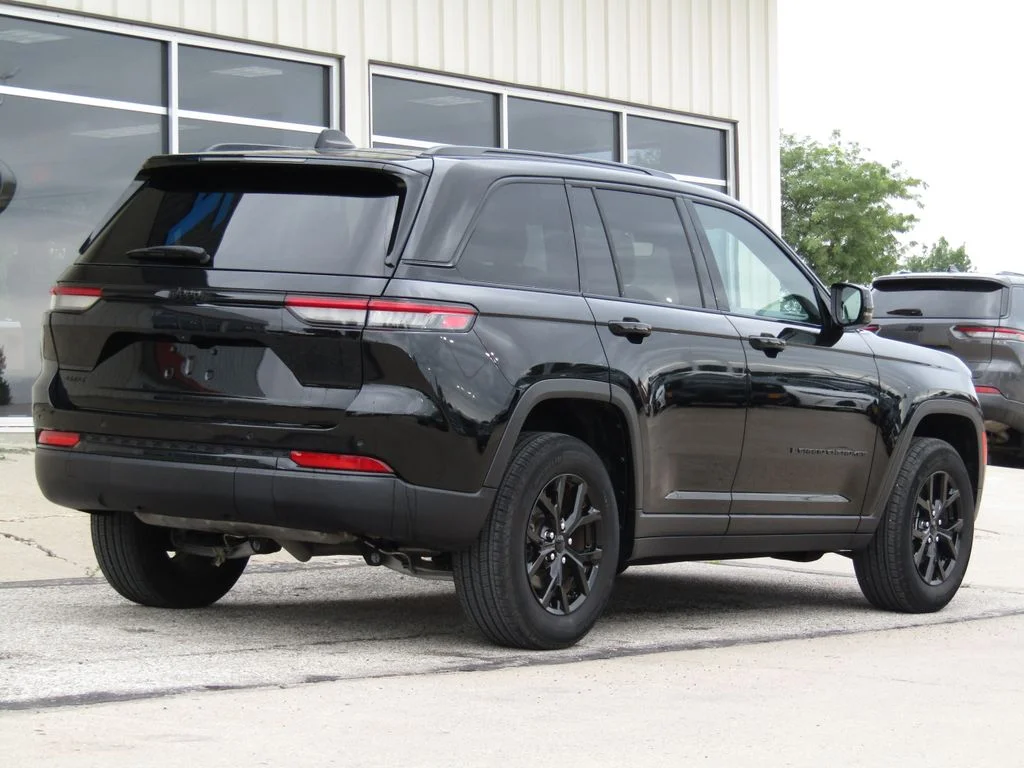Used 2025 Diamond Black Jeep Altitude image 3