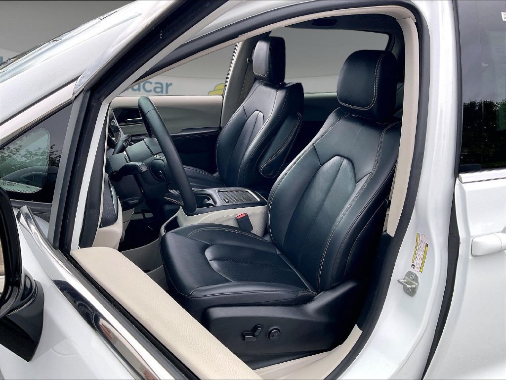 Used 2024 Bright White Clearcoat Chrysler Select image 9