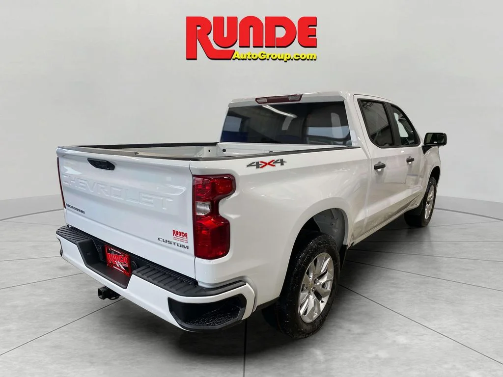 Used 2025 Summit White Chevrolet Custom image 4