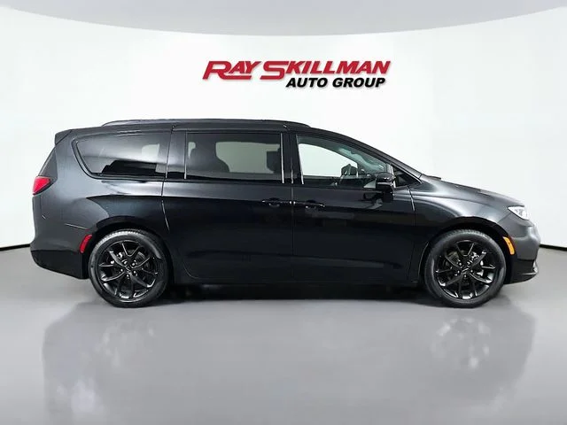 Used 2024 Black Chrysler Limited image 8
