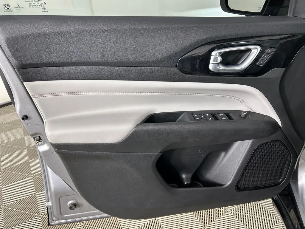 Used 2023 Silver Jeep Limited image 11