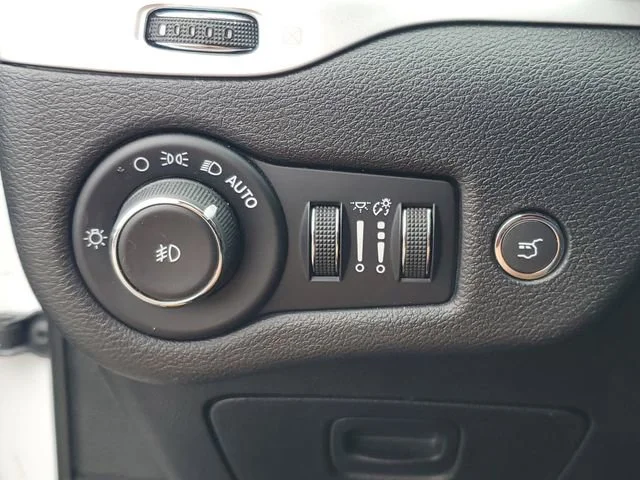 Used 2018 White Jeep Latitude Plus image 20