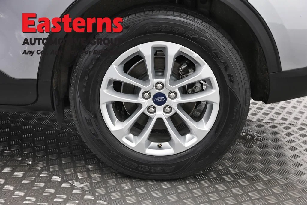 Used 2022 Silver Ford SE image 34