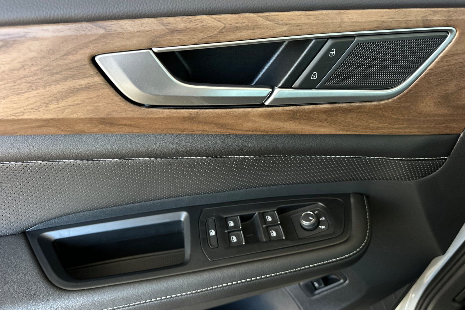 New 2026  Volkswagen SE w/Technology image 11