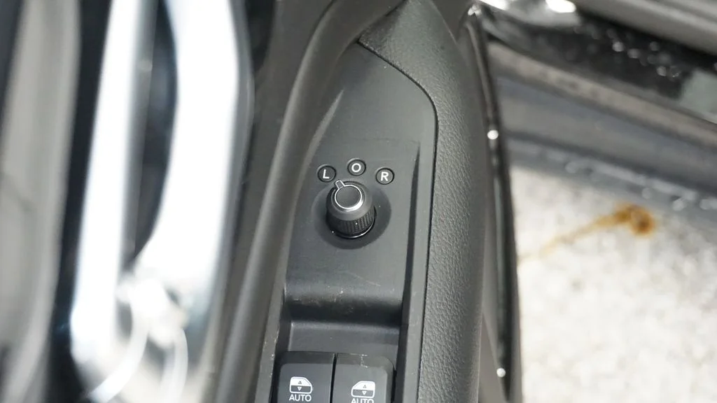 New 2026 Diamond Black Crystal Pearlcoat Jeep Latitude image 33