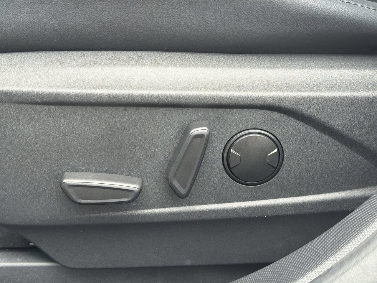 Used 2023 White Metallic Ford Premium image 19