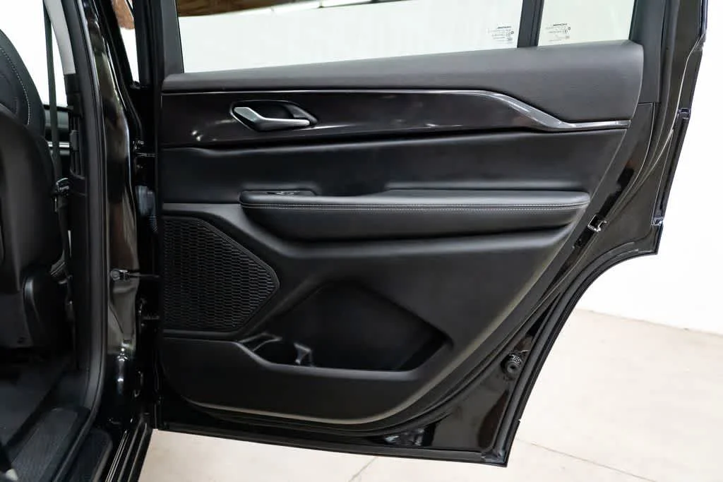 Used 2023 Diamond Black Crystal Pearlcoat Jeep Laredo image 27