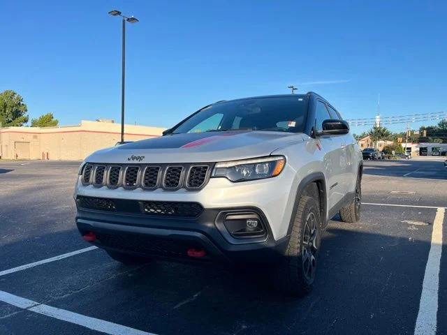 Used 2025 Silver Jeep Trailhawk image 2