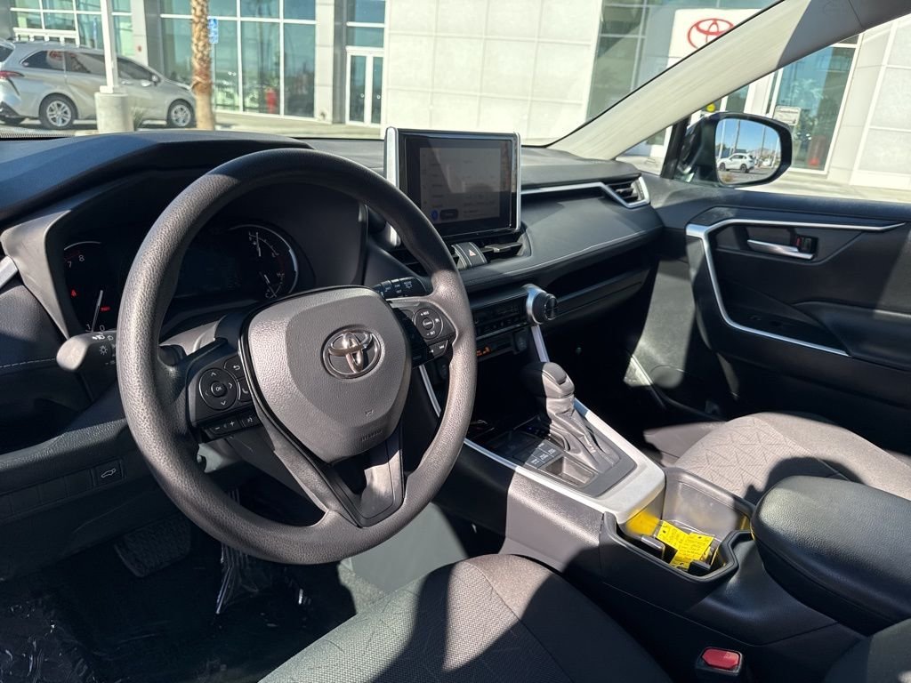 2025 Toyota RAV4 XLE - Photo 13
