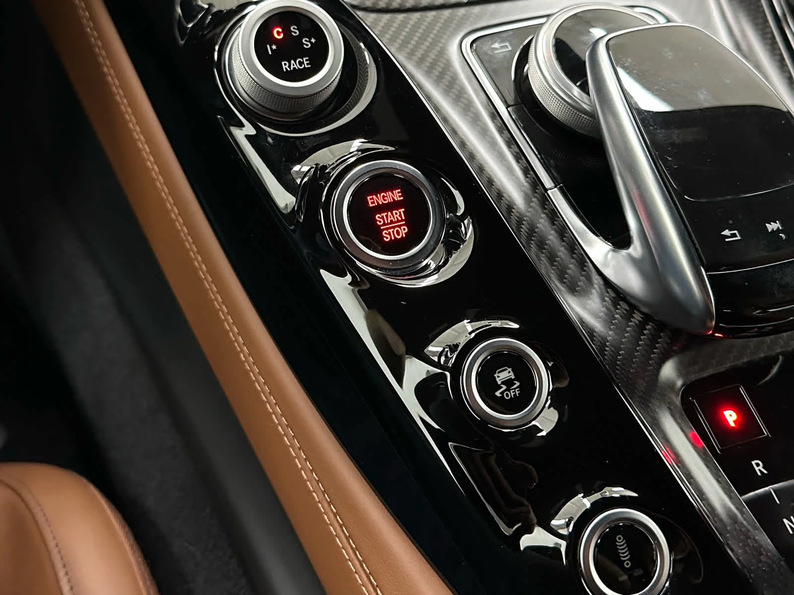 Used 2018 designo Diamond White Metallic Mercedes-Benz AMG® GT C image 29