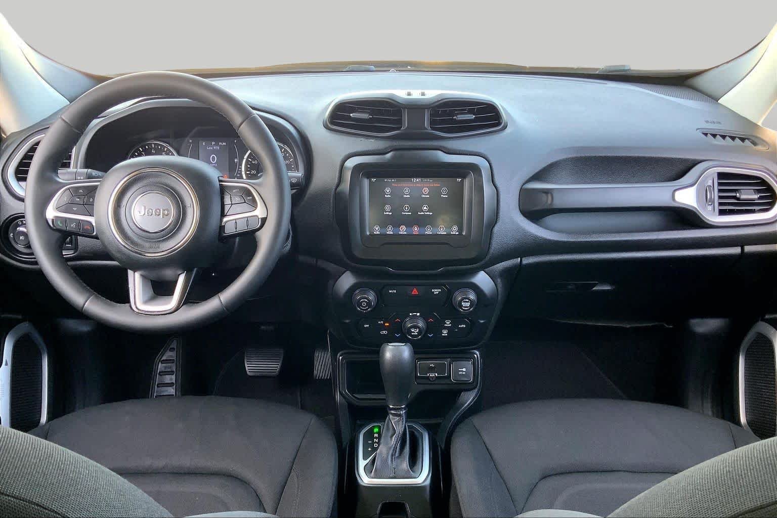 Used 2018 Granite Crystal Clearcoat Metallic Jeep Latitude image 16