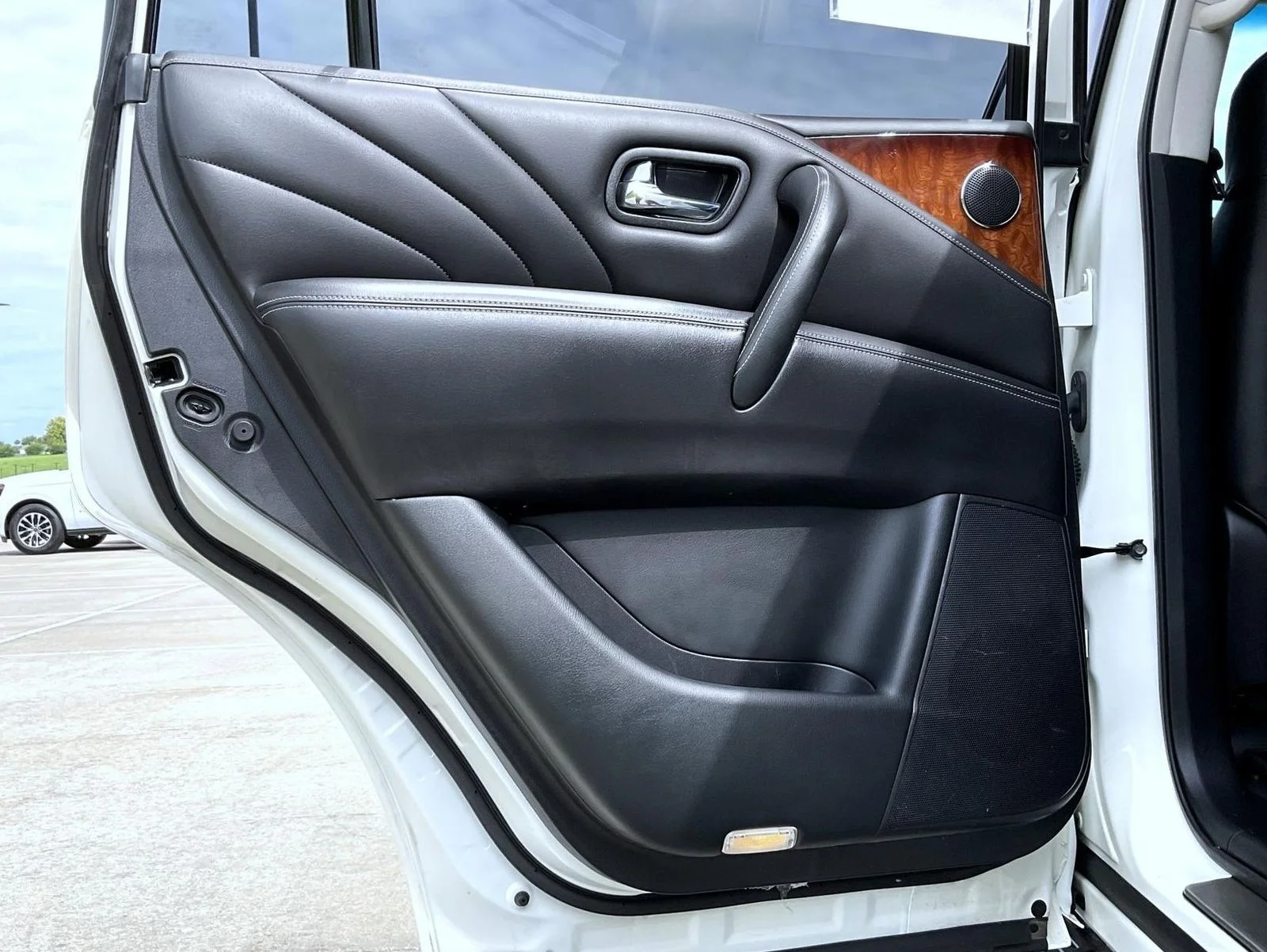 Used 2017 White INFINITI Base image 23