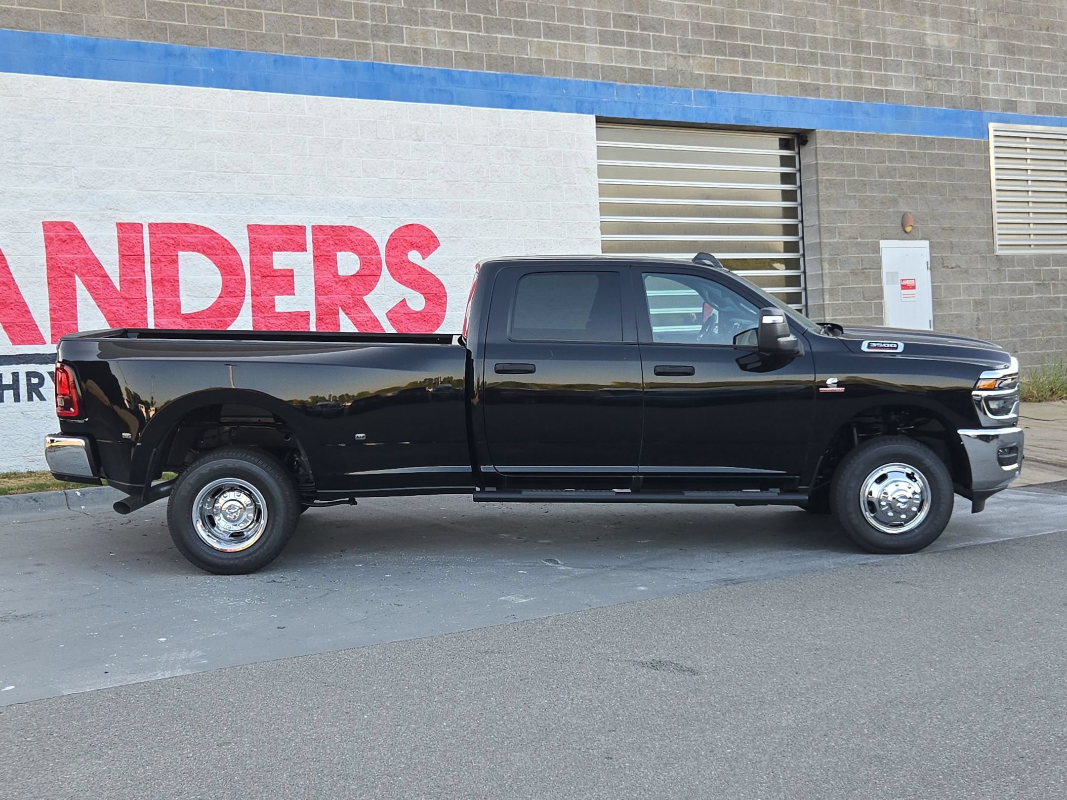 New 2026 Diamond Black Crystal Pearl-Coat Exterior Paint RAM Tradesman image 8
