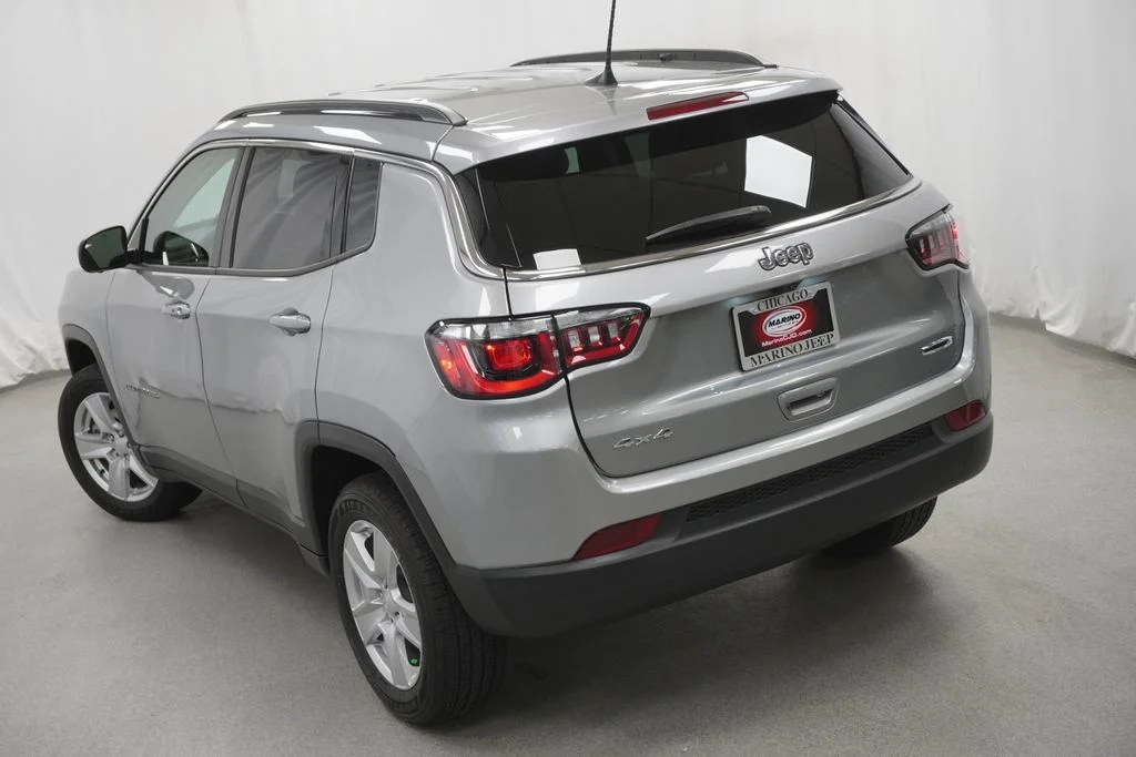 Certified Used 2022 Silver Jeep Latitude image 11