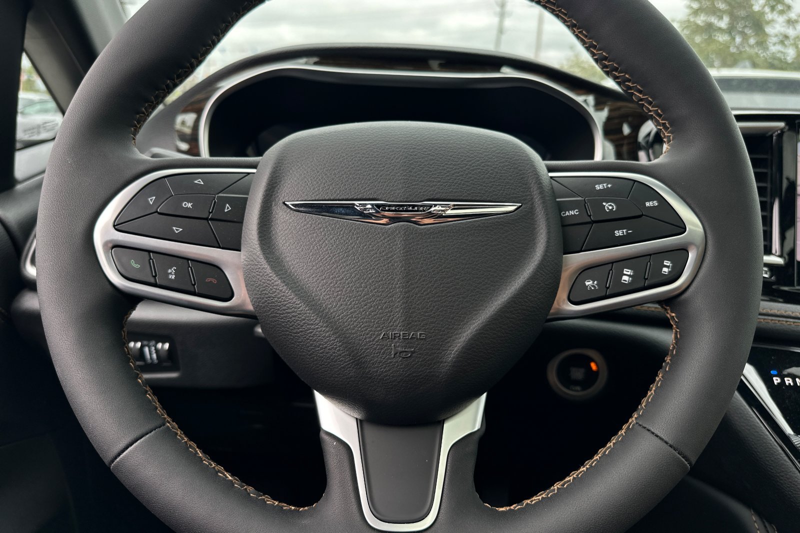 New 2023 Brilliant Black Crystal Pearl-Coat Exterior Paint Chrysler PINNACLE image 24