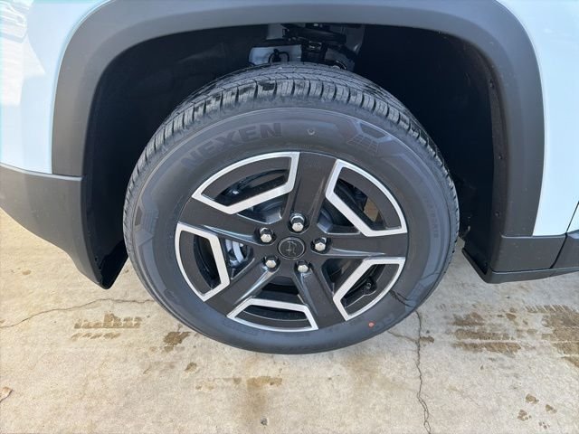 New 2026 Bright White Clear-Coat Exterior Paint Jeep Laredo image 12