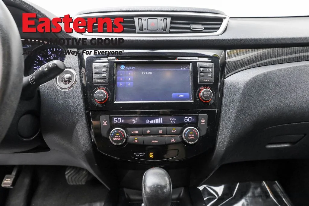 Used 2016 Gray Nissan SL image 12