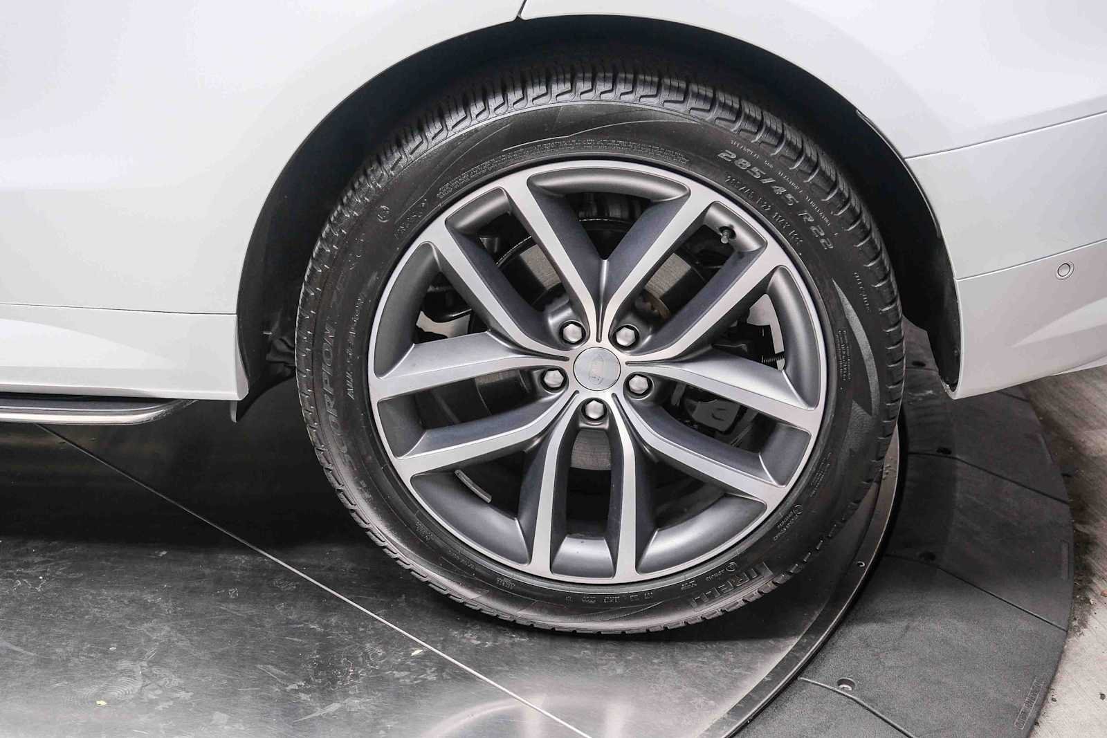Certified Used 2023 Fuji White Land Rover SE Dynamic image 9