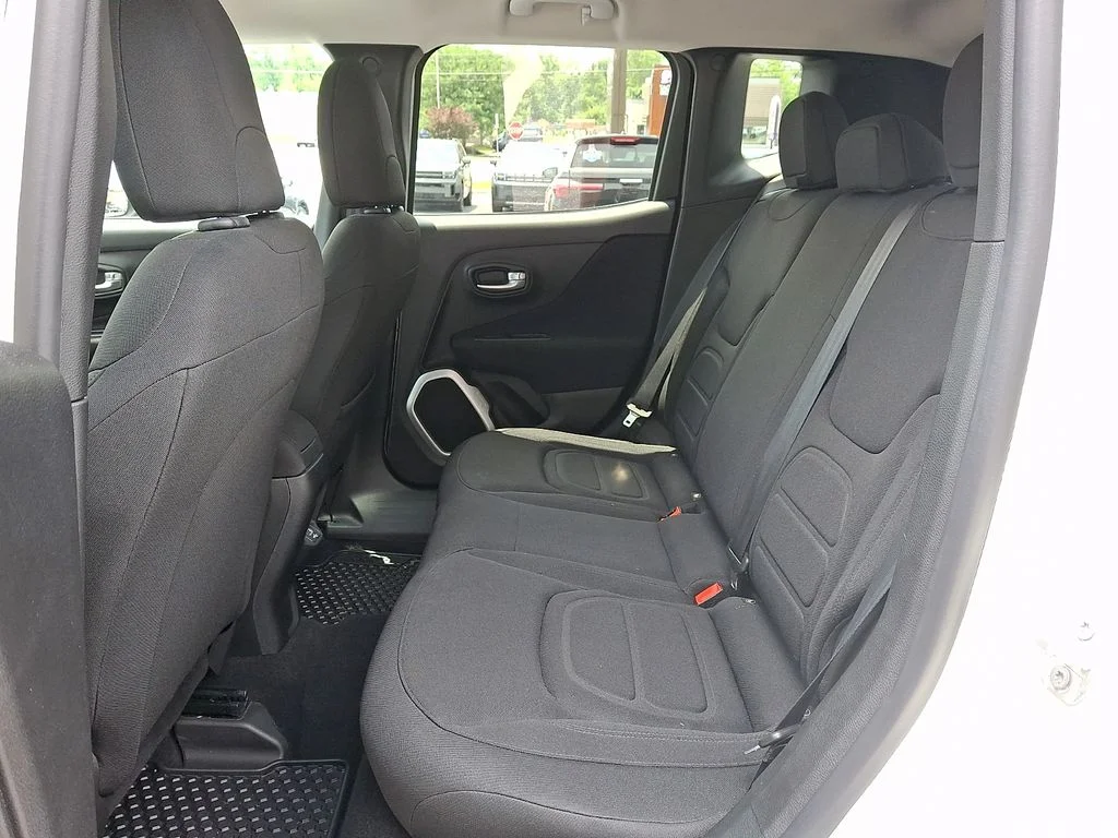 Used 2018 White Jeep Latitude image 10