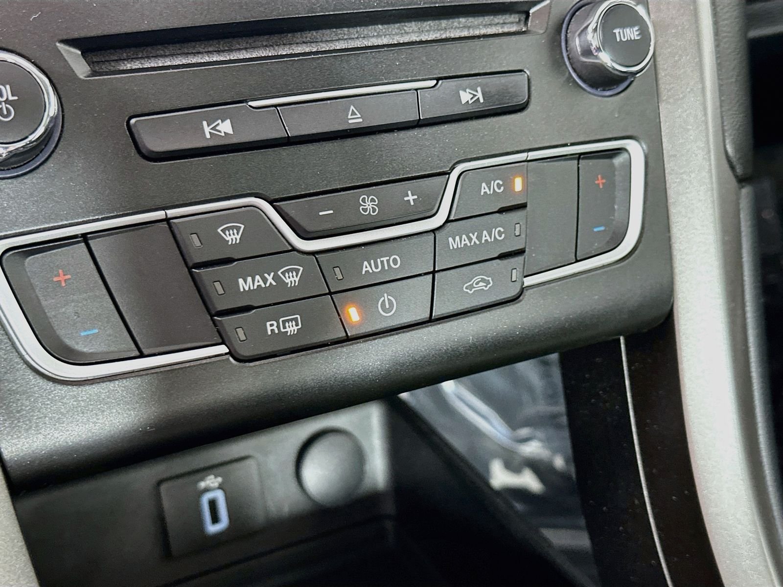 Used 2017 Magnetic Ford SE image 16