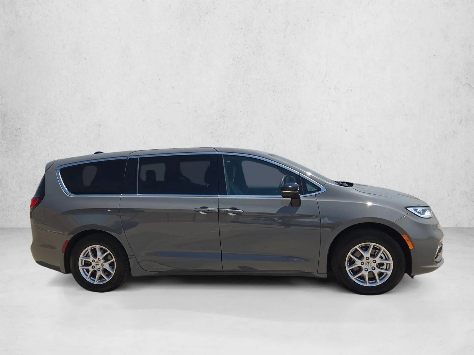 Used 2025 Ceramic Gray Clearcoat Chrysler Select image 4