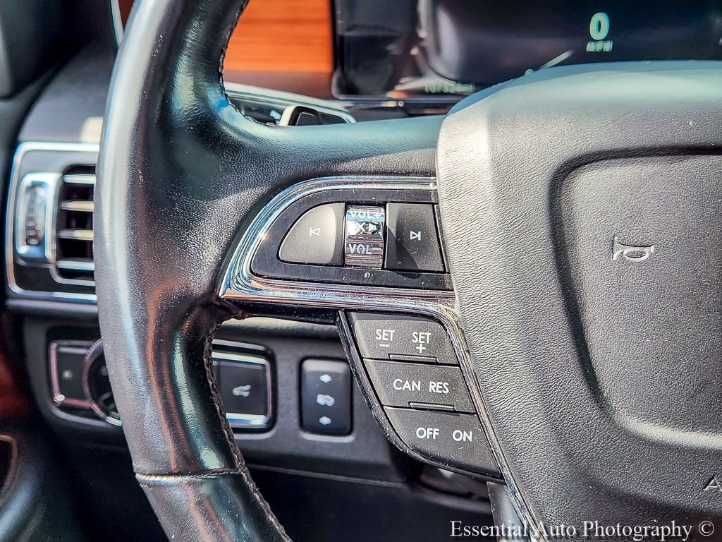 Used 2018 Velvet Lincoln Select image 17